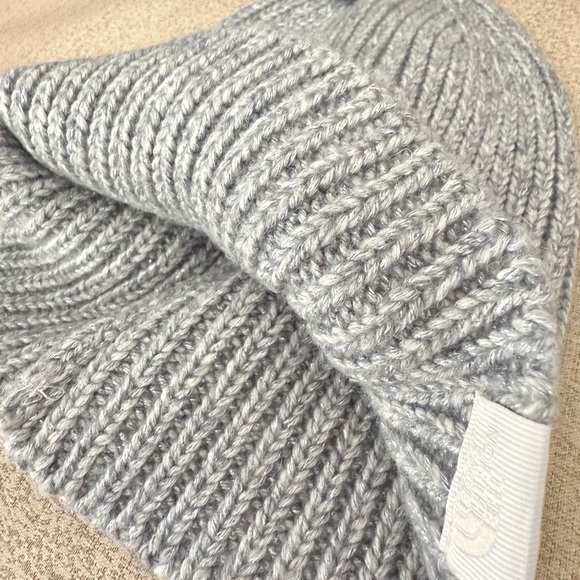 NWT The North Face Women’s Metallic Knit Pom Beanie Hat - Picture 7 of 13